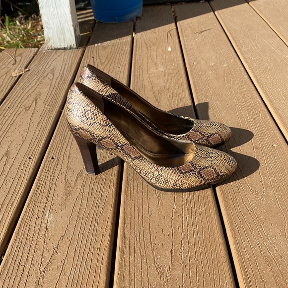 Anne Klein Clemence 3 faux snakeskin stacked look heel pumps in gold/ brown 10 - Picture 3 of 11